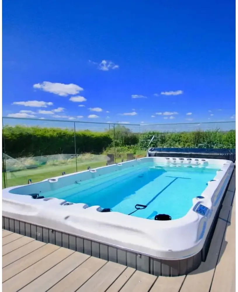 Vit PassionSpa Fitness 1 Deep Swim Spa med blåvatten och grå bas