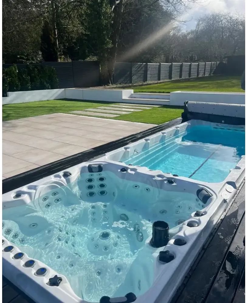 Vit PassionSpa Vitality Deep Swim Spa med vit bad, blåvatten och svarta jetstrålar