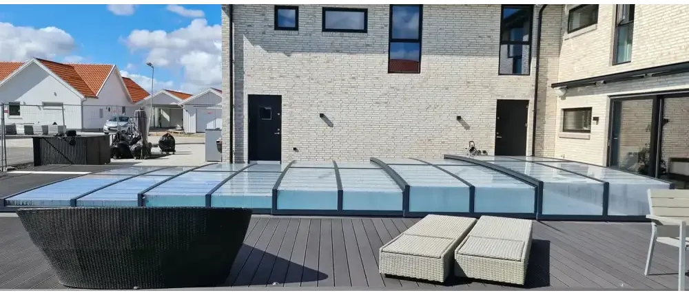 Pooltaket Icon med sarg klarplast antracit på trädeck