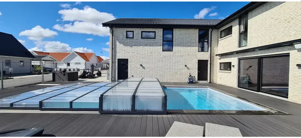 Modernt beige tegelhus med Pooltaket Icon sarg klarplast antracit