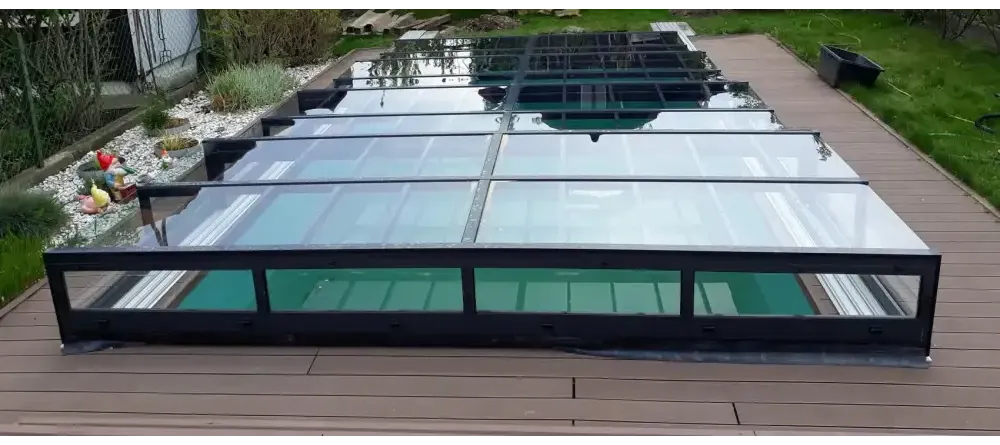 Pooltak Icon i klarplast antracit med modernt glaspaneldesign