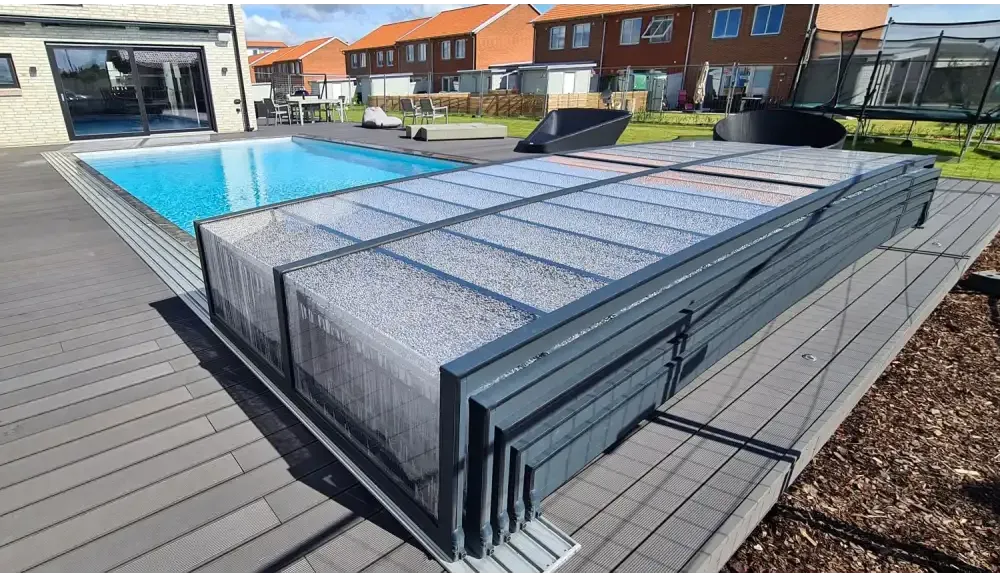 Modern sarg klarplast antracit med gråa glastakpaneler i design