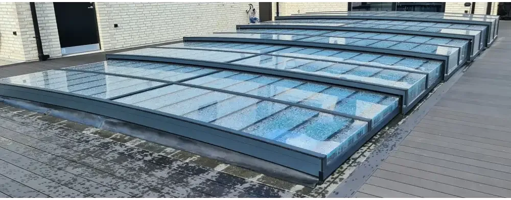 Moderna glastakpaneler i Sarg klarplast antracit med mörka ramar