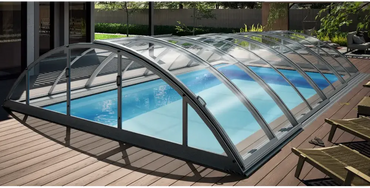 Pooltak Klasik 4×8 med modern valvformad glastak och svart metallram
