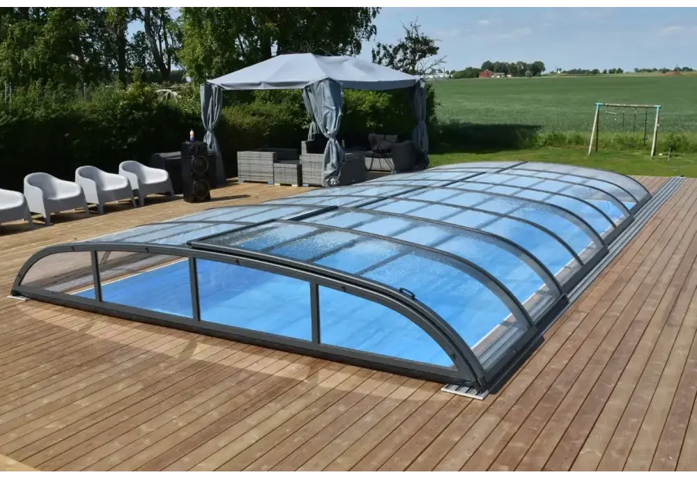 Pooltak Nivo Kit 750B med modern bågad design och glas