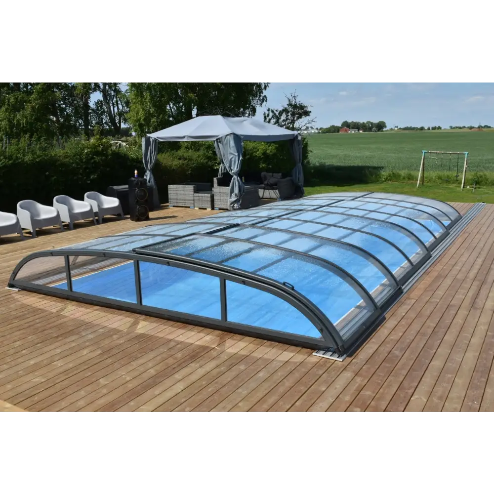 Modern pooltak Nivo Kit 860B med glasrutor över blå pool