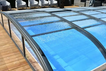 Moderna pooltak Nivo Kit 860B med böjd transparent glas och svart ram