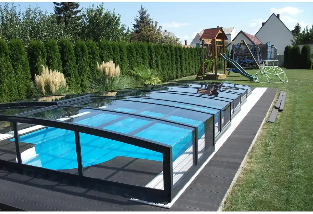 Pooltak special med böjd glasdesign och svart metallram över blå pool
