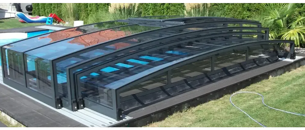 Pooltak special med böjd glasdesign och svart ram för pool 4x10