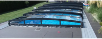 Pooltaket Special med böjt glas och RAL7016 antracit profiler över blå pool