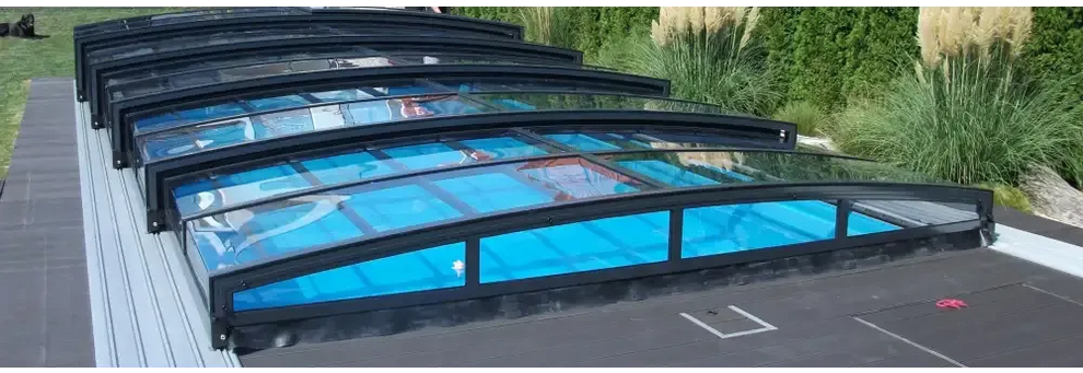 Pooltaket Special med böjt glas och RAL7016 antracit profiler, svart ramad