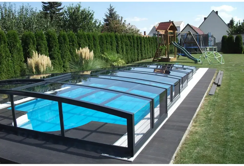 Pooltaket Special med böjt glas, transparentt pooltak och RAL7016 antracit profiler