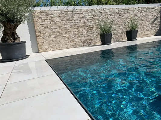 Pooltime Exclusive PP túlfolyós medence – tiszta, türkizkék víz, fekete perem Pooltime Exclusive PP túlfolyós medence – tiszta, türkizkék víz, fekete perem