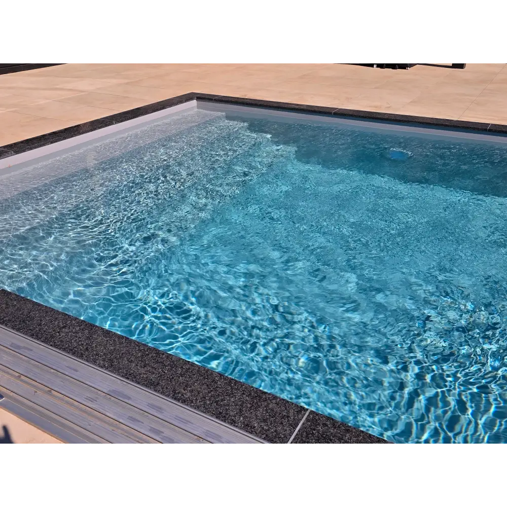 Pooltime Exclusive PP medence, 12 mm – 2,6 x 6 x 1,5 m, tiszta, kék víz, fodrozódó víz, sötét csempézett szélek, medencefedés vásárlása