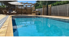 Pooltime Exclusive medence, 12 mm – téglalap alak, türkizkék víz, faszegélyek