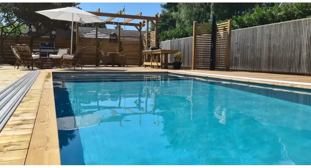 Pooltime Exclusive medence, 12 mm – téglalap alak, türkizkék víz, faszegélyek