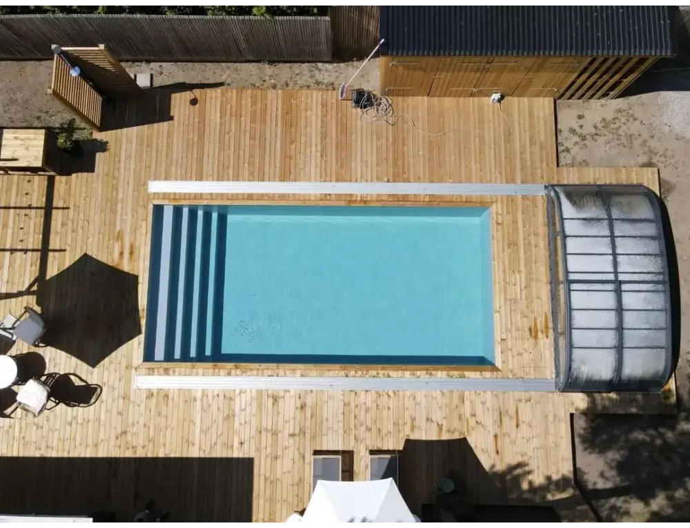 Pooltime Exclusive medence, 12 mm – téglalap alak, türkizkék víz, fehér szegély, faterasz
