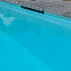 Pooltime Exclusive medence, 12 mm – téglalap alak, tiszta, türkizkék víz, szürke betonlapok