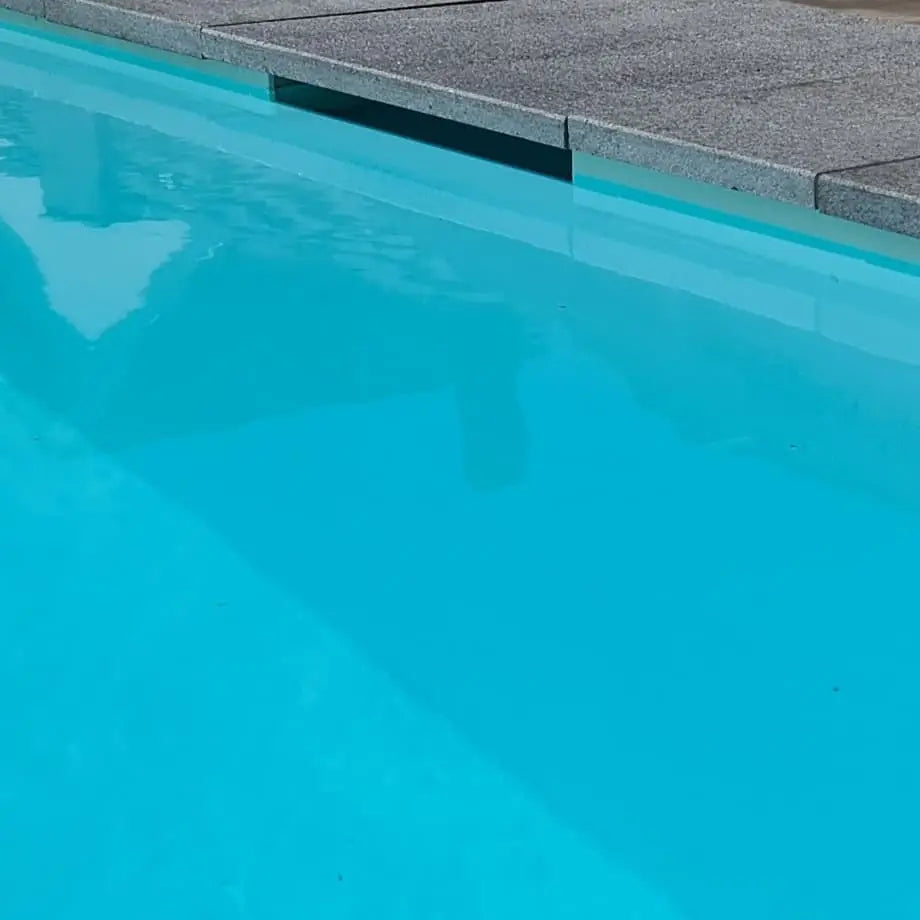 Pooltime Exclusive medence, 12 mm – téglalap alak, tiszta, türkizkék víz, szürke betonlapok