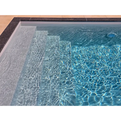 Pooltime Exclusive PP medence, 12 mm – 2,6 x 6 x 1,5 m, modern kialakítás, tiszta, kék víz, csempével burkolt peremek, medencefedés vásárlása