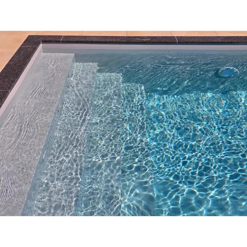 Pooltime Exclusive PP medence, 12 mm – 2,6 x 6 x 1,5 m, modern kialakítás, tiszta, kék víz, csempével burkolt peremek, medencefedés vásárlása