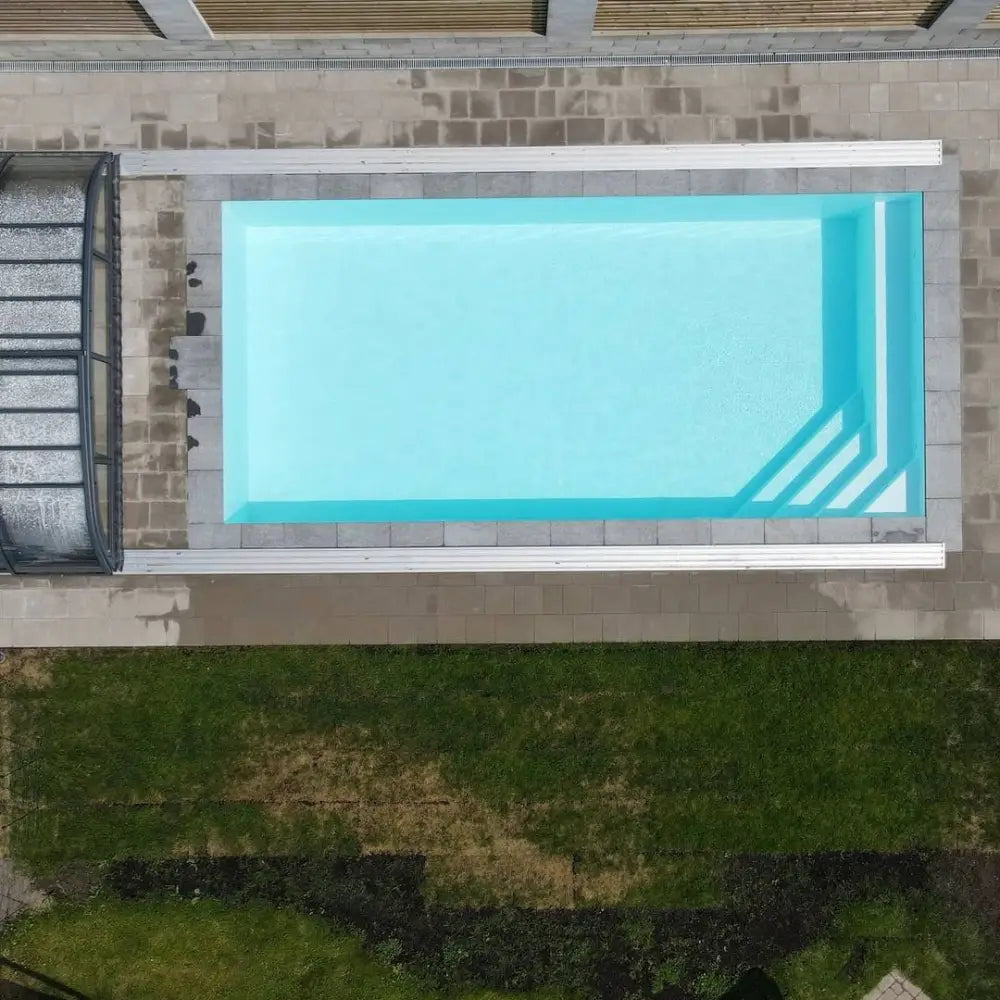 Pooltime Exclusive medence, 12 mm – téglalap alak, türkizkék víz, fehér csempék a medence körül