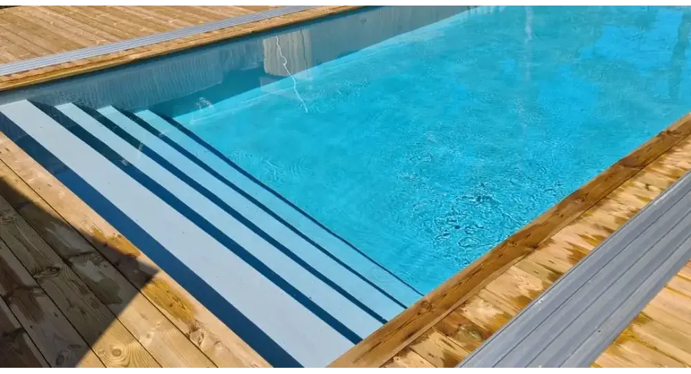 Pooltime Exclusive medence, 12 mm – téglalap alak, tiszta, kék víz, faterasz, szürke fém lépcsőfokok