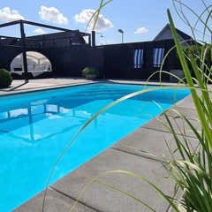 Pooltime Exclusive medence, 12 mm – téglalap alak, türkizkék víz, zöld fű