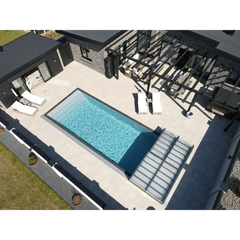 Pooltime Exclusive PP medence, 12 mm – téglalap alak, tiszta, kék víz, fekete perem, világosszürke kőszegélyek, medencevásárlás