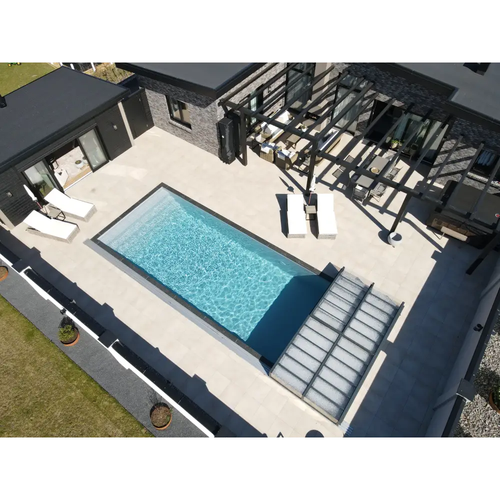 Pooltime Exclusive PP medence, 12 mm – téglalap alak, tiszta, kék víz, fekete perem, világosszürke kőszegélyek, medencevásárlás