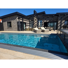 Pooltime Exclusive PP medence, 12 mm – 2,6 x 6 x 1,5 m, modern kialakítás, tiszta, kék víz, sötétszürke csempézett szélek, kőház, medencevásárlás