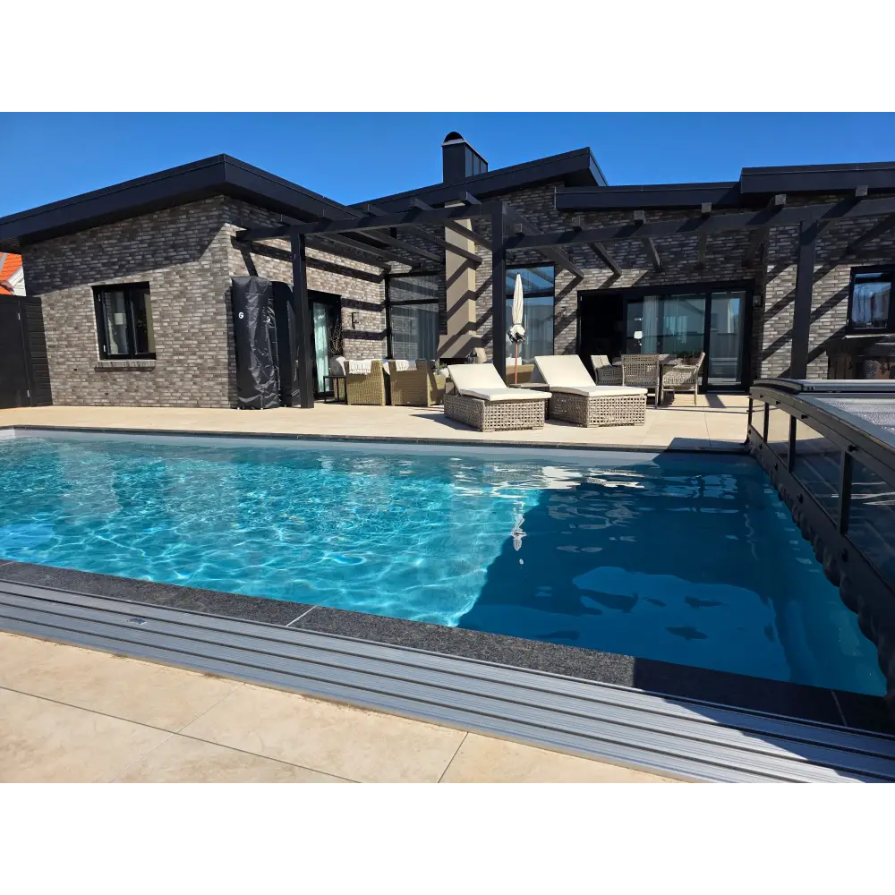 Pooltime Exclusive PP medence, 12 mm – 2,6 x 6 x 1,5 m, modern kialakítás, tiszta, kék víz, sötétszürke csempézett szélek, kőház, medencevásárlás