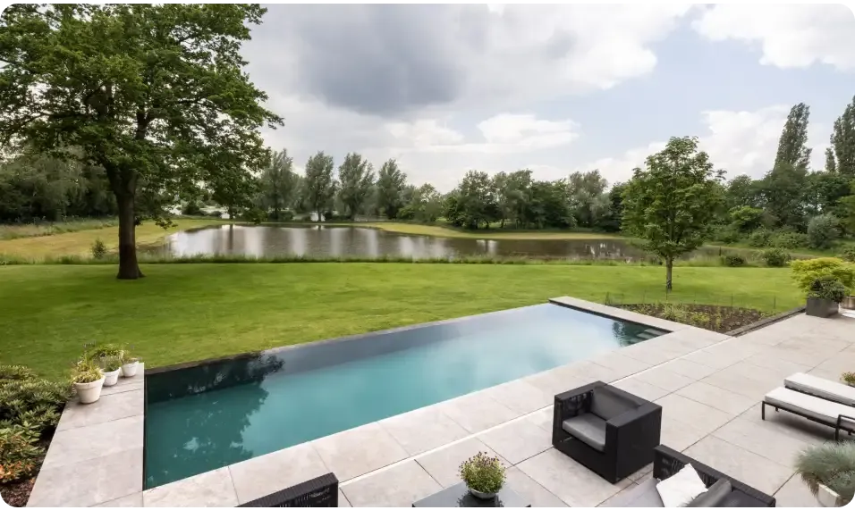 Pooltime Exclusive Infinity medence – türkizkék víz, fekete csempék