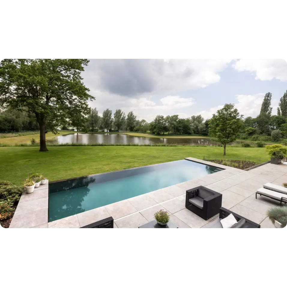 Pooltime Exklusiv infinity med turkost vatten och svart kakel