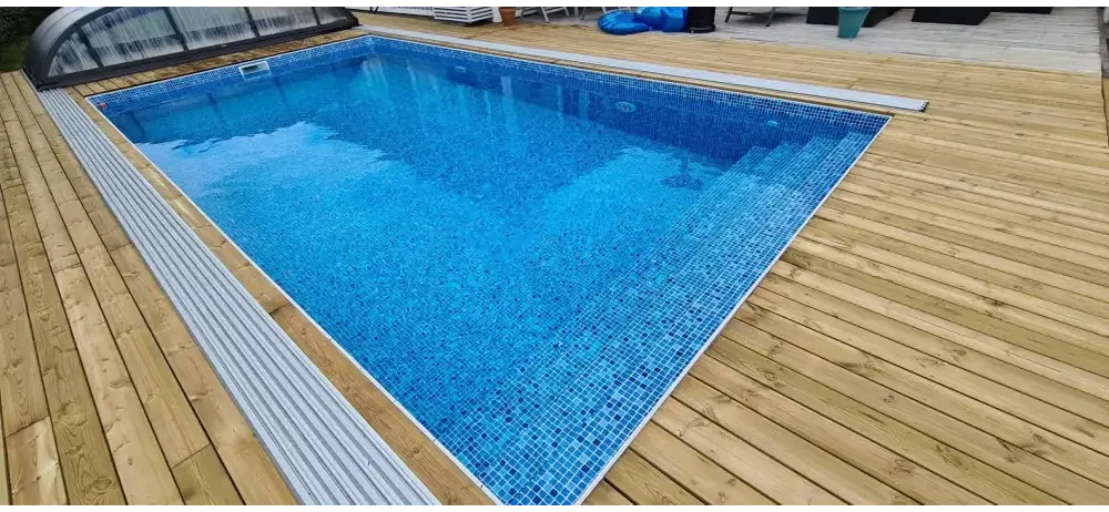 Thermopool Premium med blå mosaikplattor och silverkant