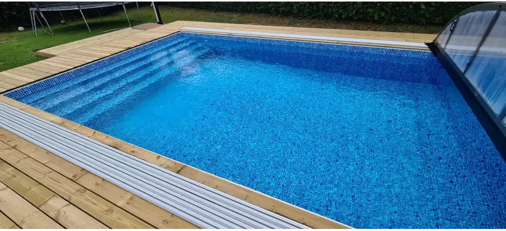 Thermopool Premium med blå mosaikplattor och silverkant