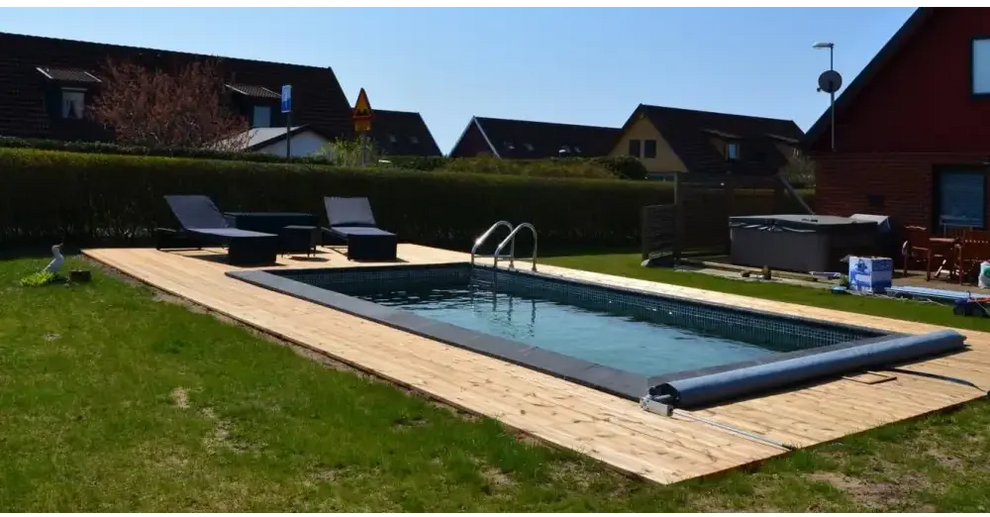 Thermopool Premium med blå mosaikplattor, rektangulär pool på trädeck