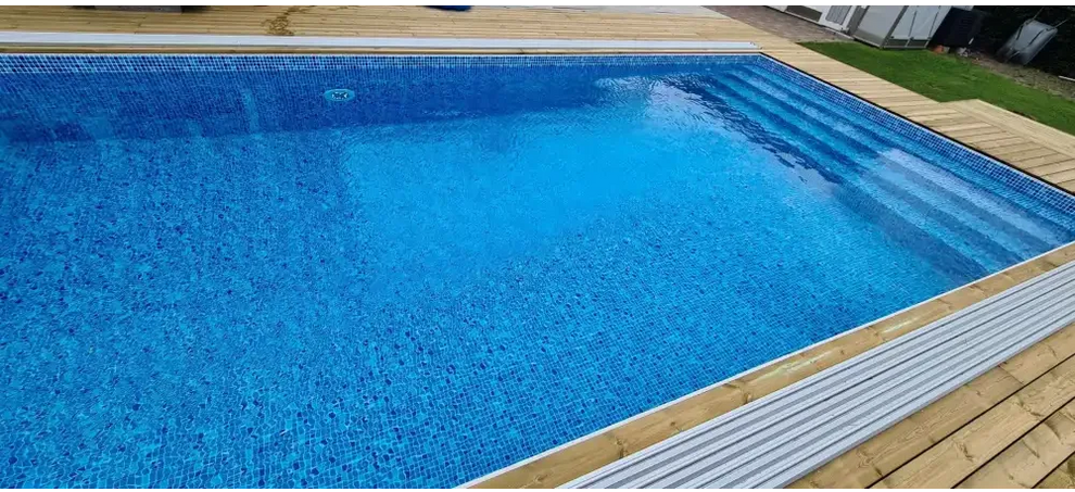 Thermopool Premium med blå mosaikplattor och silverkant, rektangulär pool