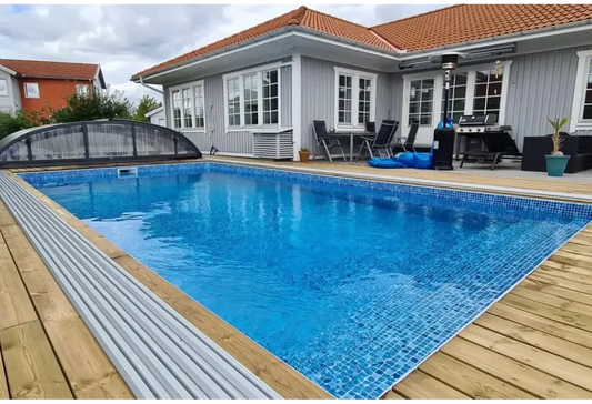 Thermopool Premium – földbe süllyesztett kivitel, téglalap alakú medence, kék mozaikcsempék, faterasz