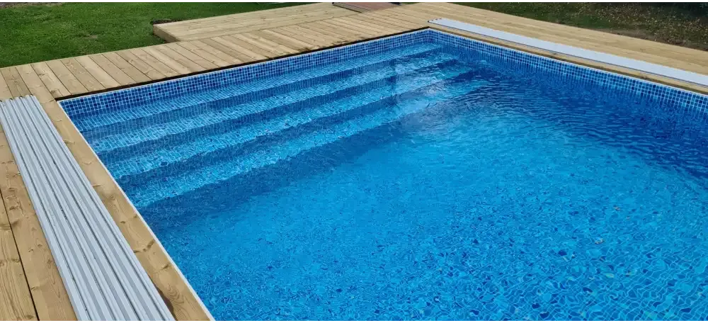 Thermopool Premium med blå mosaikplattor och silverkant, trädäckskant