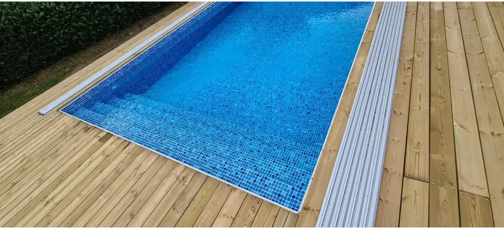 Ljusblå skumisoleringspaneler i Thermopool Premium med blå mosaikplattor och silverkant