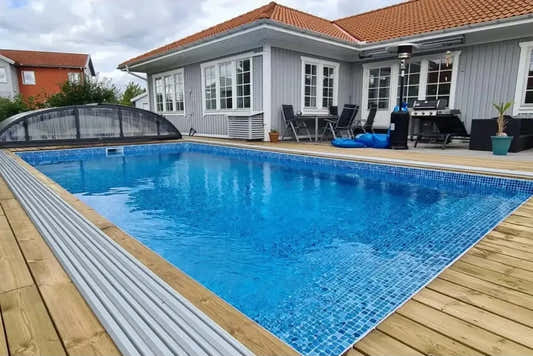 Thermopool Premium Plus – földbe süllyesztett kivitel, téglalap alakú medence, kék mozaikcsempék, faterasz