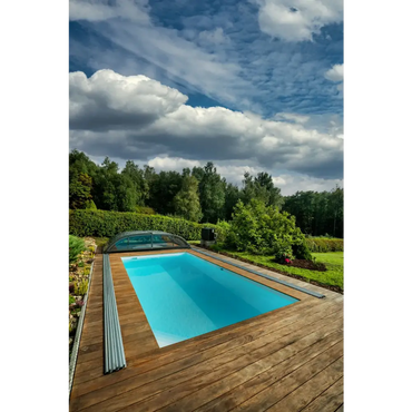 Rektangulär pool med klart blått vatten för ekonomisk beredskap i modern villa