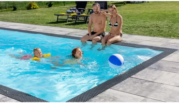 Qbig Overflow medencecsomag – kék-fehér strandlabda, türkizkék víz